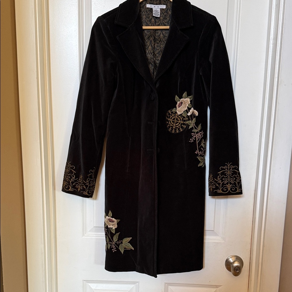 Embroidered Black Velvet Long Coat with Floral Detail sz4